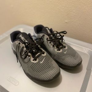 Nike Metcon 5 rare silver/black color way. Sz 12